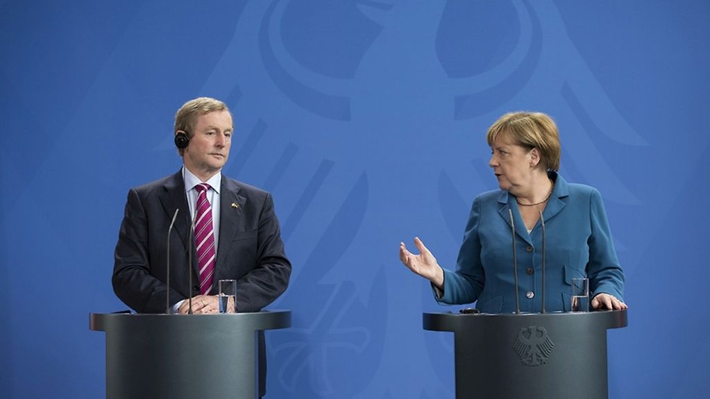 Irlands Ministerpräsident Kenny und Bundeskanzlerin Merkel hinter den Stehpulten bei der Pressekonferenz.