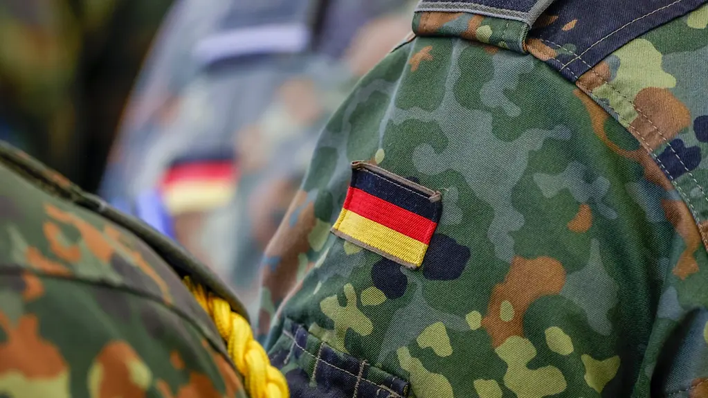 Deutschlandflagge auf der Uniform eines Soldaten