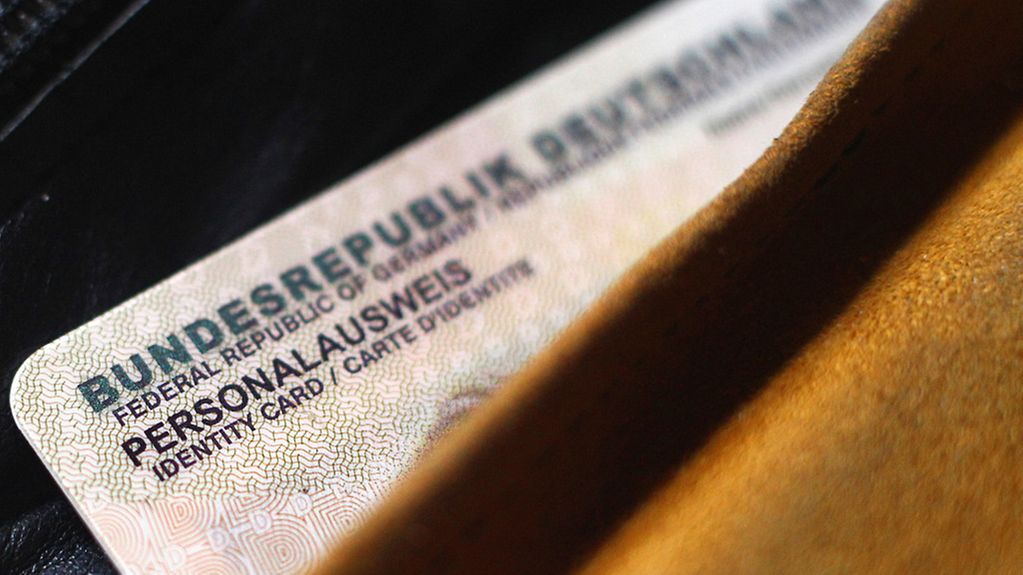 Ein deutscher Personalausweis ragt aus einer Geldbörse.