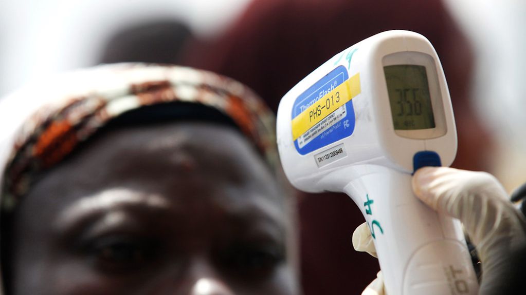 Temperaturmessung bei einer Frau in Westafrika.
