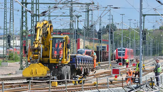 Baufahrzeuge auf einer Baustelle der Bahn