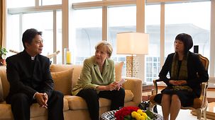 Bundeskanzlerin Angela Merkel unterhält sich mit Regisseur Li Yang