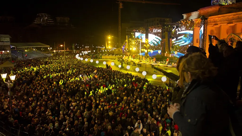 Crowds in front of the Brandenburg Gate