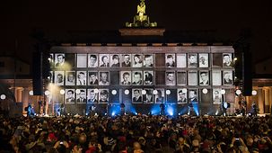 Les victimes du Mur sont affichées sur un écran géant