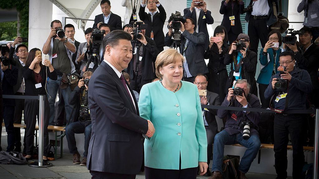 Angela Merkel welcomes President Xi Jinping at the Federal Chancellery.