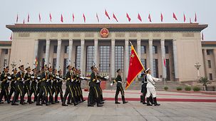 Soldaten marschieren vor der Großen Halle des Volkes in Peking.