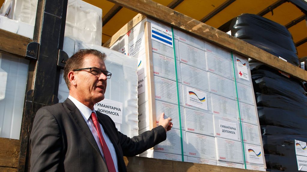 Gerd Müller, Bundesentwicklungsminister, vor einem LKW mit Hilfsgütern.