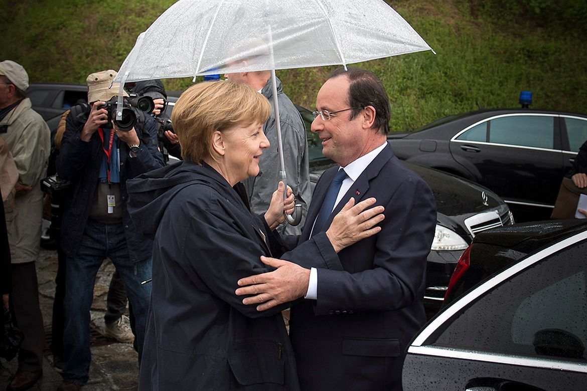 Bundeskanzlerin Angela Merkel begrüßt den französischen Präsidenten François Hollande.
