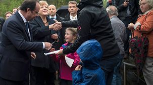 Bundeskanzlerin Angela Merkel und der französische Präsident François Hollande werden begrüßt.