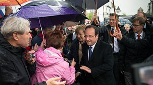 Bundeskanzlerin Angela Merkel und der französische Präsident François Hollande werden in Binz begrüßt.