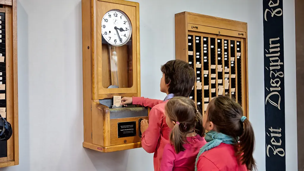 Kinder vor Uhr