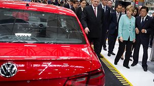 Bundeskanzlerin Angela Merkel beim Besuch des VW-Werks in Chengdu.