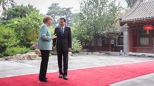 Der chinesische Ministerpräsident Li Keqiang empfängt Bundeskanzlerin Angela Merkel.