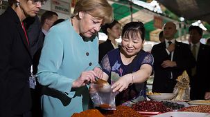 Bundeskanzlerin Angela Merkel besucht den Shenxianshu-Markt.