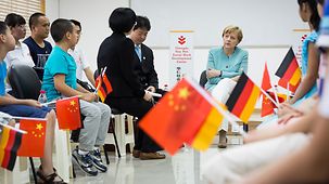 Bundeskanzlerin Angela Merkel besucht ein Sozialprojekt.