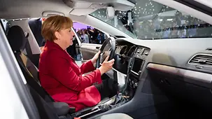 Bundeskanzlerin Angela Merkel am Steuer eines Autos.