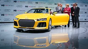 Bundeskanzlerin Angela Merkel am Audi-Stand.