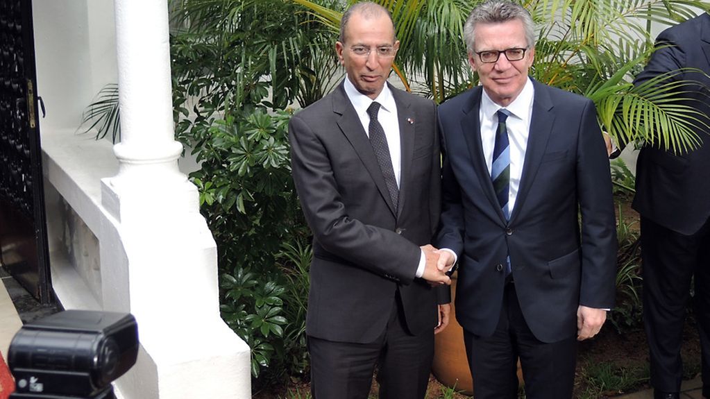 Le ministre fédéral de l'Intérieur Thomas de Maizière et le ministre de l'Intérieur marocain Mohamed Hassad