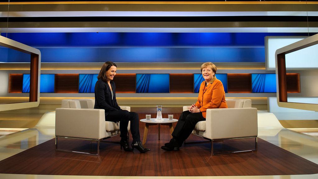 Anne Will und Angela Merkel vor Beginn der Aufzeichnung.