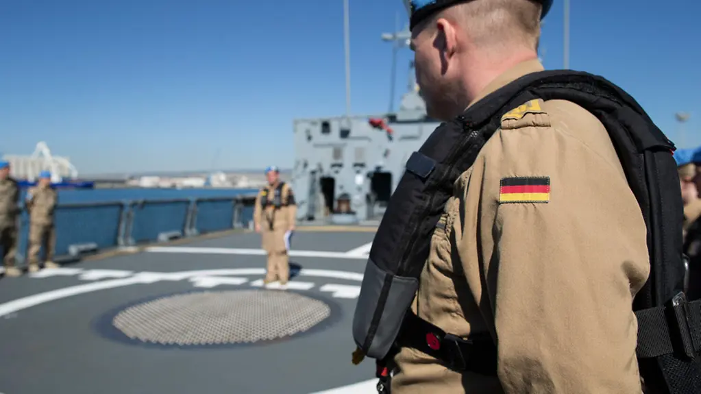 Antreten der Besatzung der Korvette Erfurt auf dem Flugdeck bei den Vorbereitungen zum Auslaufen aus dem Hafen von Limassol/Zypern.