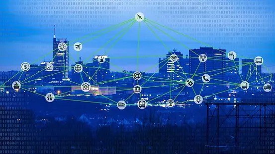 Silhouette einer Großstadt mit Hochhäusern im Dunkeln, die mit imaginären Linien verbunden sind. An den Knotenpunkten sind kleine Icons in Form von Telefonhörern, Laptops, Glühbirnen etc. zu sehen.
