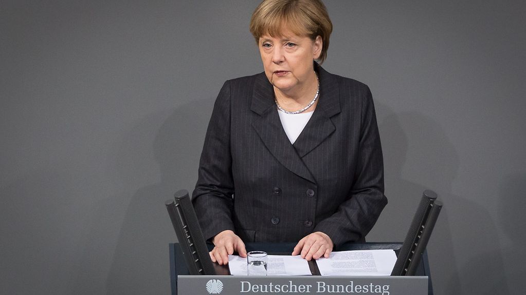 La chancelière fédérale Angela Merkel prononce une déclaration gouvernementale au Bundestag après les attentats terroristes de Paris