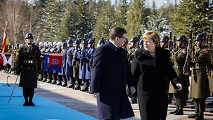 Der türkische Ministerpräsident Ahmet Davutoglu begrüßt Bundeskanzlerin Angela Merkel mit militärischen Ehren.
