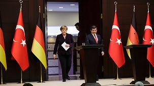 Bundeskanzlerin Angela Merkel und der türkische Ministerpräsident Ahmet Davutoglu kommen zu einer Pressekonferenz.