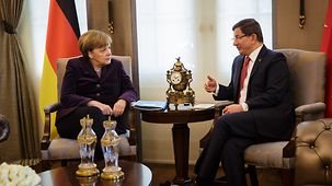 Bundeskanzlerin Angela Merkel und der türkische Ministerpräsident Ahmet Davutoglu im Gespräch.