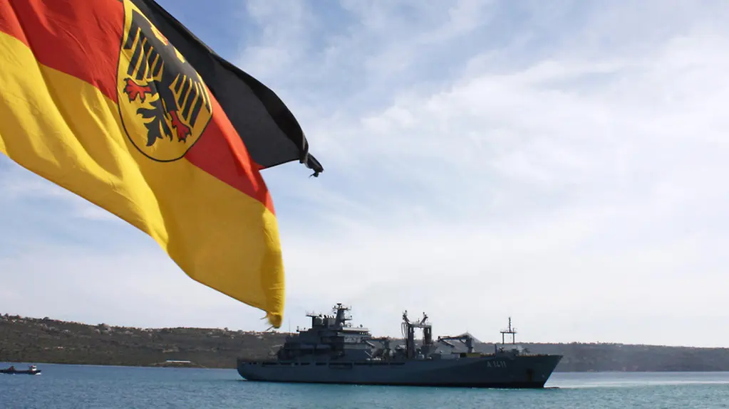 Der Einsatz der Bundeswehr im Mittelmeer (EUNAVFOR MED - Operation Sophia). Ein Einsatzgruppenversorger in Souda auf Kreta am 03.05.2015 vor.