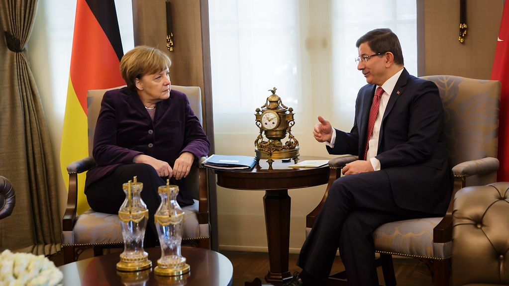 Bundeskanzlerin Angela Merkel spricht mit dem türkischen Ministerpräsidenten Ahmet Davutoglu.