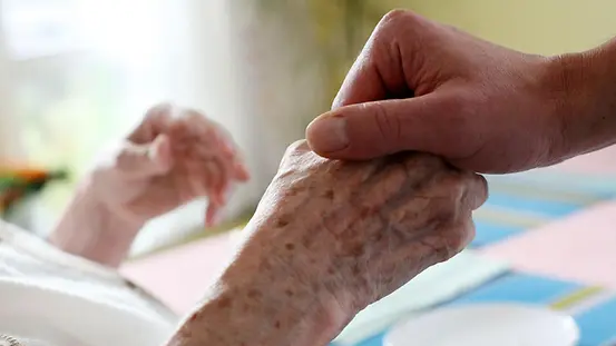 Auf dem Foto zu sehen ist eine Hand, die eine andere Hand hält.