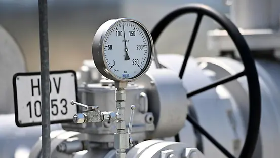 Zu sehen ist ein Gasspeicher und ein Manometer. Die Nadel zeigt einen mittleren Füllstand an.