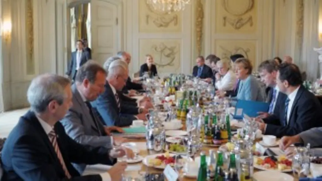 Das Kabinett und die Sozialpartner am runden Tisch