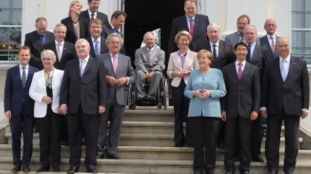 Das Kabinett und die Sozialpartner auf der Eingangstreppe