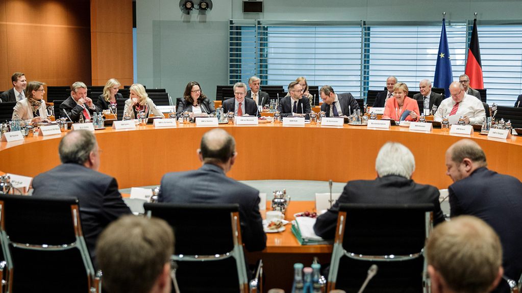 Bundeskanzlerin Merkel und die Ministerpräsidenten der Länder bei einer Beratung zur Asyl- und Flüchtlingspolitik 2015.