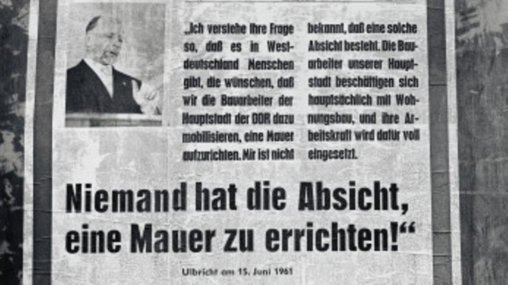 Plakat mit Ulbricht-Zitat im 'Neuen Deutschland' an einer Mauer ('Niemand hat die Absicht, eine Mauer zu errichten').