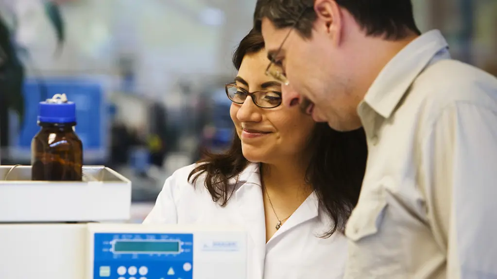 zwei Wissenschaftler im Labor