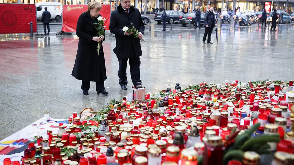 Bundeskanzlerin Angela Merkel und der ukrainische Präsidenten Petro Poroschenko am Breitscheidplatz in Berlin.