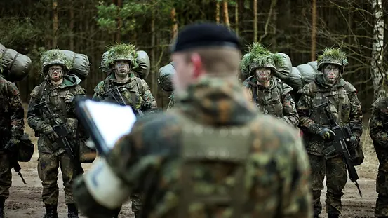 Auf dem Foto zu sehen sind Soldatinnen und Soldaten der Bundeswehr in Uniform. 