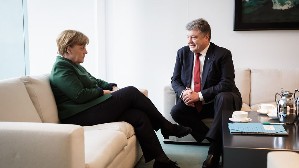 Bundeskanzlerin Angela Merkel und der ukrainische Präsident Petro Poroschenko unterhalten sich.