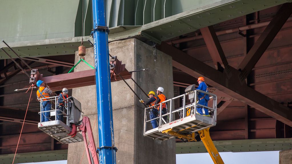 Bauarbeiter bringen an der Rader Hochbrücke der Autobahn A7 in der Nähe von Rendsburg einen Stahlträger an. Die Brücke wurde für Lkw über 7,5 Tonnen gesperrt, nachdem bei Sanierungsarbeiten Schäden an den Pfeilern festgestellt wurden. Infrastruktur …