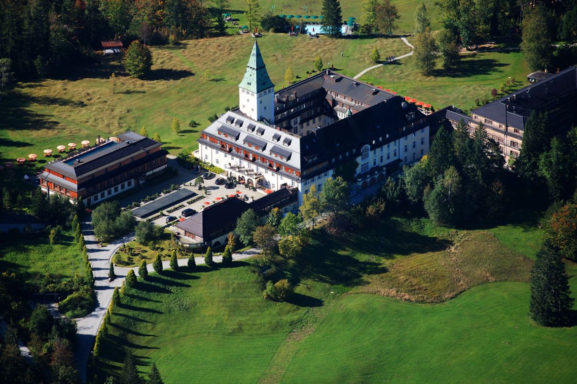 Luftaufnahme des Schlosses Elmau.