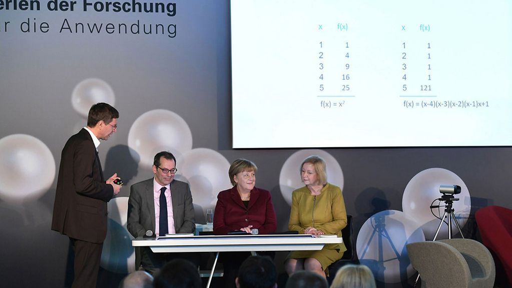 Prof. Wrobel (l.) bei der Präsentation. Bundeskanzlerin Merkel bei der Präsentation von Forschungsprojekte der Max-Planck-Gesellschaft und Fraunhofer-Gesellschaft 2017