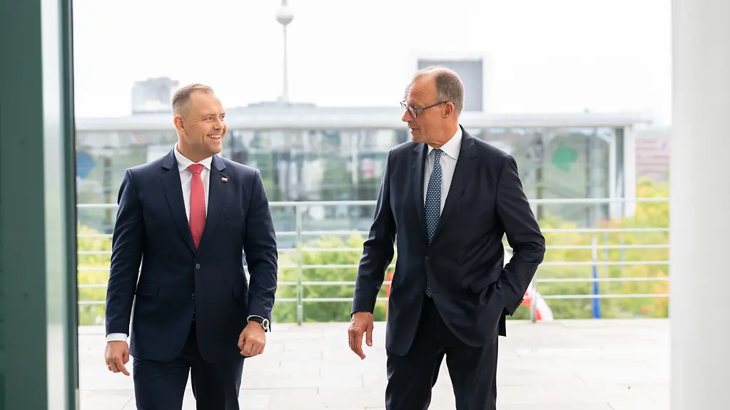 La photo montre le chancelier fédéral Friedrich Merz et le président polonais Karol Nawrocki devant la Chancellerie fédérale, lors de la visite de ce dernier à Berlin.