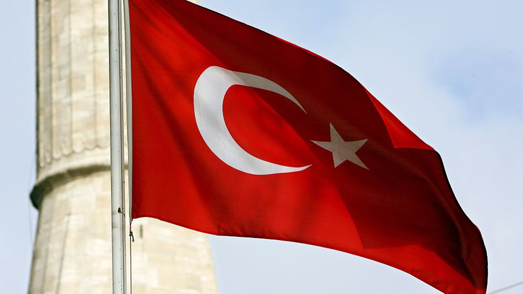 Eine türkische Flagge weht in Istanbul.