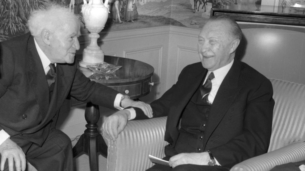 Bundeskanzler Konrad Adenauer (r.) im Gespräch mit David Ben Gurion, Ministerpräsident Israels, im Waldorf-Astoria Hotel New York. Deutschland, Israel, Beziehungen,