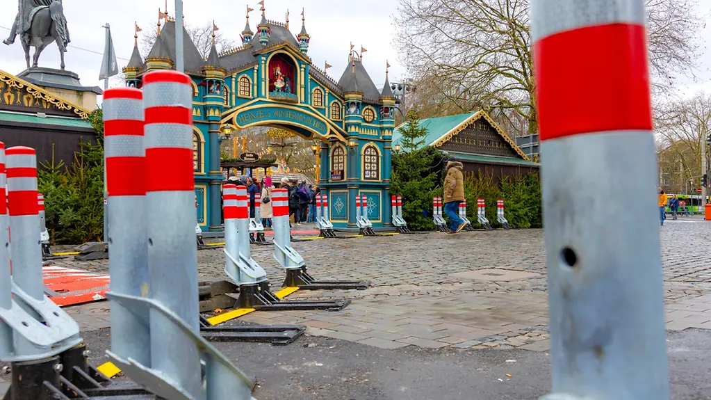 Absenkbare Barrieren vor einem Weihnachtsmarkt.