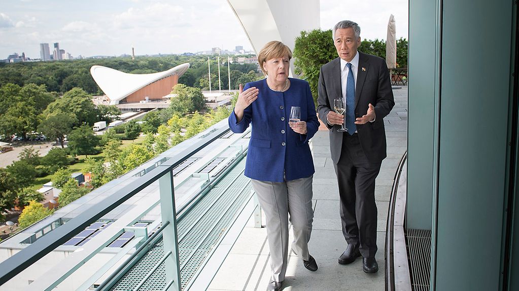 Chancellor Angela Merkel and Singapore’s Prime Minister Lee Hsien Loong on a balcony of the Federal Chancellery