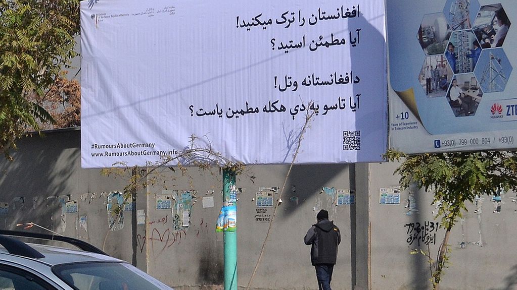 Ein Plakat mit der Aufschrift «Sie verlassen Afghanistan? Sind sie sicher?»